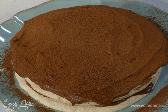 Смазать коржи шоколадным кремом и уложить друг на друга, верхний корж смазать оставшимся кремом и через ситечко посыпать какао.
