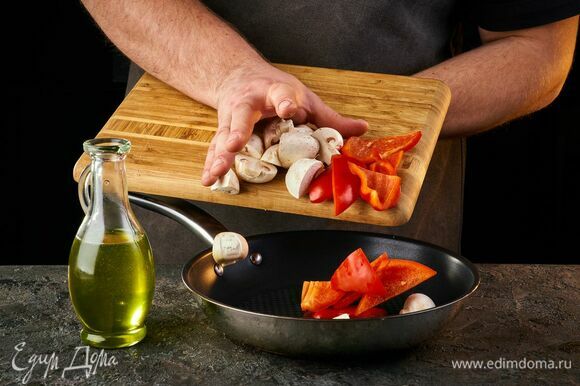 Крупно нарезанные грибы и болгарский перец слегка обжарьте.
