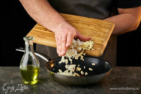 Лук и зубчик чеснока мелко порубите и обжарьте на оливковом масле до золотистого цвета.