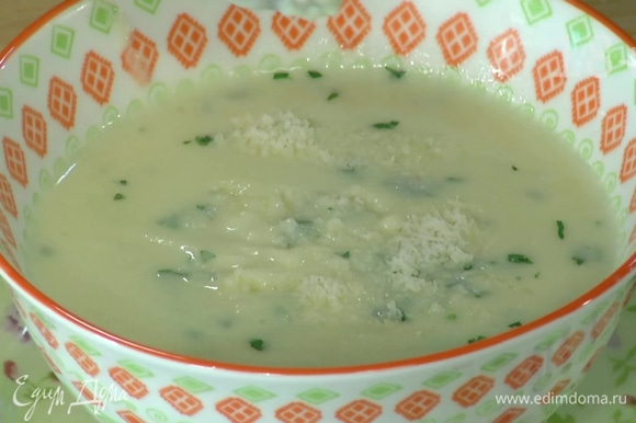 Петрушку мелко порубить и добавить в суп.