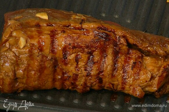Разогреть сковороду-гриль и обжаривать мясо со всех сторон по 3–4 минуты до появления румяных полосок.