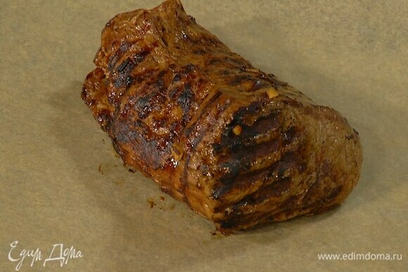 Переложить мясо на противень, выстеленный бумагой для выпечки, и запекать в разогретой духовке 40–50 минут до нужной степени прожарки.