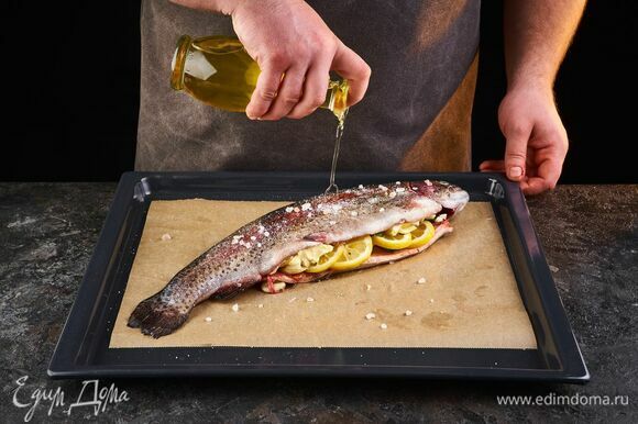 Полейте рыбу растительным маслом и посолите.