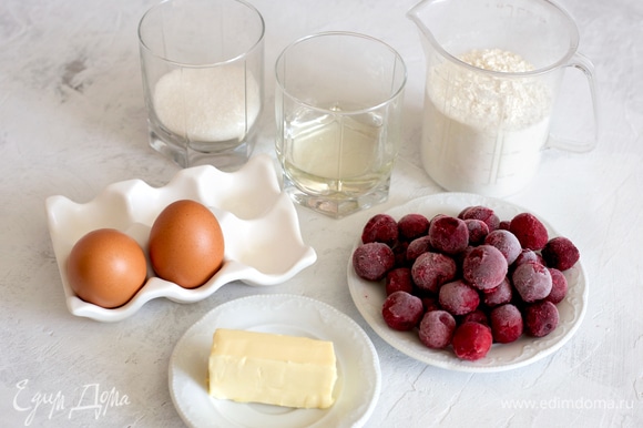 Готовим ингредиенты по списку. Яйца хорошо взбиваем с сахаром (количество можно регулировать по вкусу).