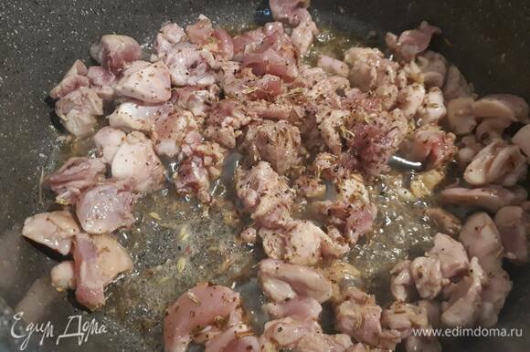 Обжарьте курицу на кунжутном масле с молотыми специями до готовности. Затем добавьте раздавленный чеснок и тертый имбирь и прожарьте еще пару минут.
