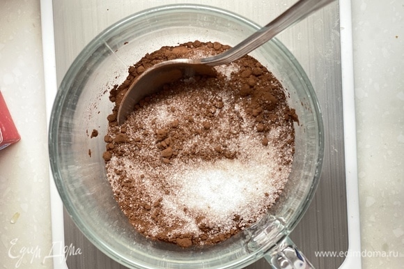 Какао смешать с сахаром и добавить горячее молоко. Хорошо перемешать до растворения сахара.