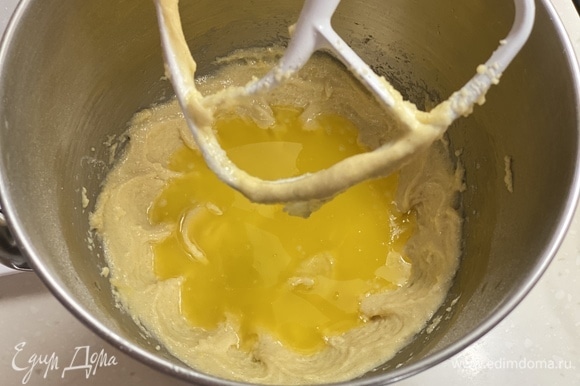 Масло растопить и добавить мед.