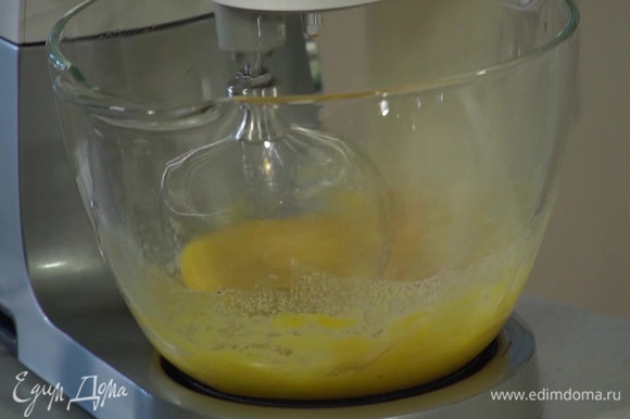 Приготовить тесто: яйца поместить в чашу комбайна и взбить на большой скорости, затем, не выключая комбайна, добавить сахар, молоко, оливковое масло и ванильный экстракт.