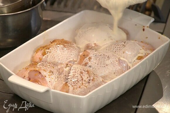 В горячую сковороду, где жарились бедра, влить сливки и прогревать несколько секунд, затем вылить все в форму с курицей и беконом.