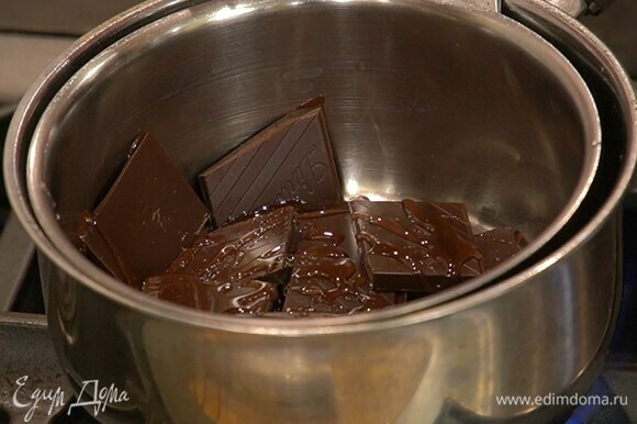 Приготовить глазурь: шоколад вместе с медом растопить на водяной бане, затем слегка остудить.
