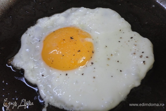 Приготовьте глазунью с учетом того, что на один хот-дог понадобится одно яйцо.