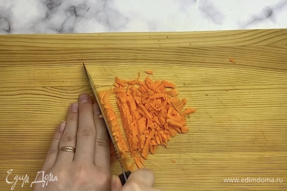 Морковь мелко нарезаем. Добавляем к яичной массе и хорошо перемешиваем.