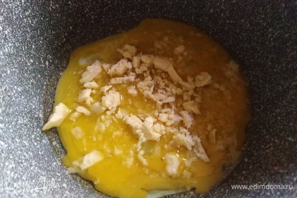 Сковороду разогреть с растительным маслом. Влить желток, посыпать тертым сыром.