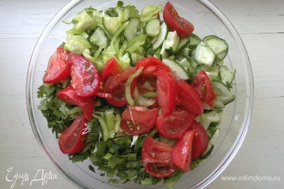 Нарезанные овощи и зелень сложить в миску, немного посолить и перемешать.