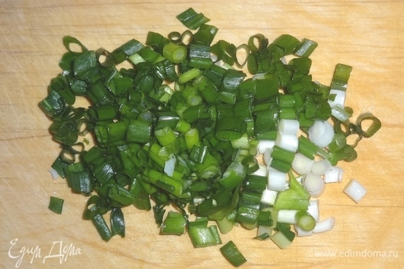 Зеленый лук помыть, обсушить, мелко нарезать. Консервированный зеленый горошек откинуть на сито и дать стечь жидкости.