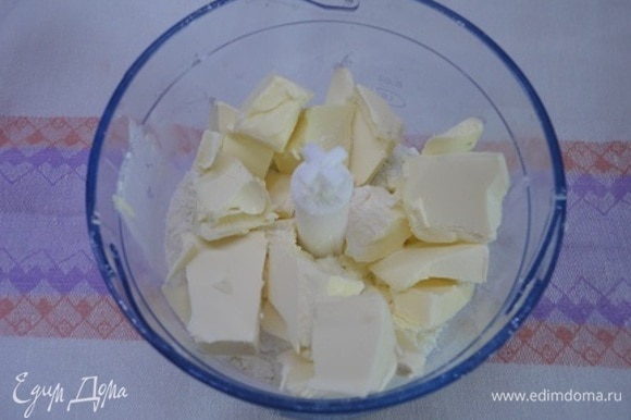 Муку с солью, сахаром и кусочками холодного масла с помощью блендера превратить в масляную крошку.