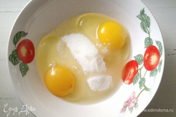 Яйца взбить с сахаром и ванилином. Сливочное масло растопить, остудить до теплого состояния. К яйцам влить кефир и сливочное масло, перемешать.