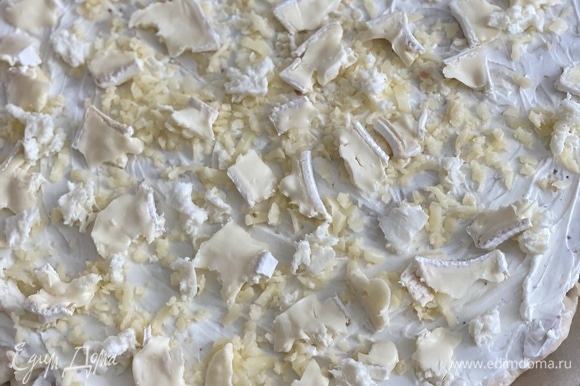 Посыпать тертым сыром тильзит, разложить в произвольном порядке крупно нарезанные оставшиеся виды сыра.