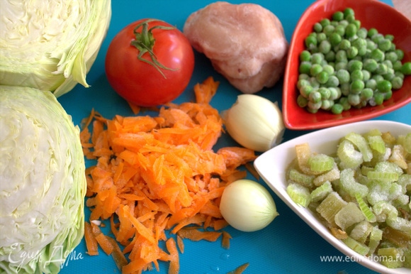 Многие овощи у меня всегда в заморозке, поэтому достаем по горсти моркови, сельдерея, горошка, чистим лук.