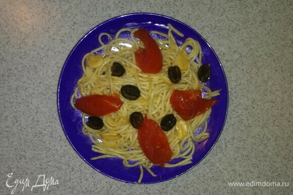 Раскладывем спагетти по тарелкам и добавляем к ним обжаренные овощи. Приятного аппетита!