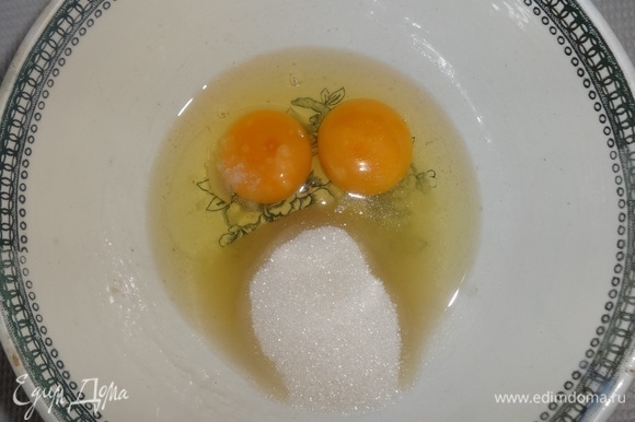 Яйца взбить с сахаром, солью, ванилином. Влить кефир, перемешать. Объем стакана — 250 мл.