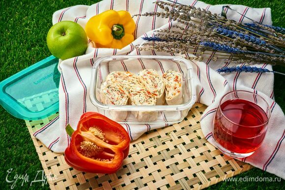 Закуска для пикника готова! Положите рулетики в стеклянный контейнер Luminarc и не забудьте взять с собой ягодный морс.