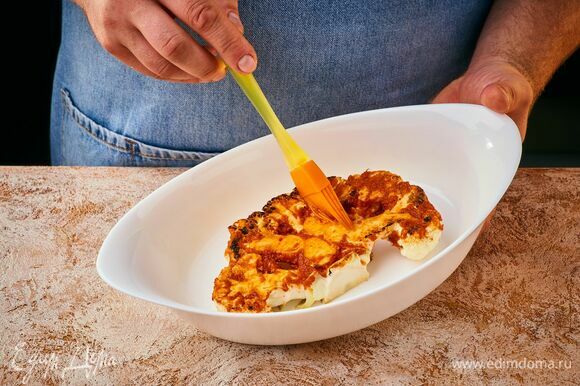 Переложите стейк в форму для запекания Smart Cuisine от Luminarc и смажьте стейк соусом харисса. Готовьте в разогретой до 180°C духовке в течение 7–10 минут.