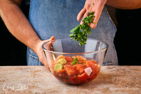 Добавьте к настоявшимся овощам кинзу и переложите в чашу блендера.