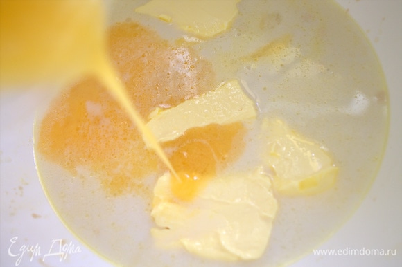 Отдельно взбить яйца с растительным маслом и перелить к сливочному.