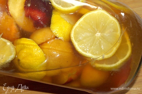 Заливаем фрукты теплым чаем, размешиваем сахар. Даем полностью остыть и отправляем в холодильник на 1 час.