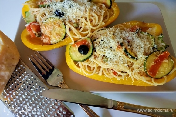 Перец разрезать пополам, сбрызнуть оливковым маслом (если перец был приготовлен на гриле, то его необходимо немного посолить). Выложить спагетти с овощами, посыпать тертым сыром и подавать. Приятного аппетита!
