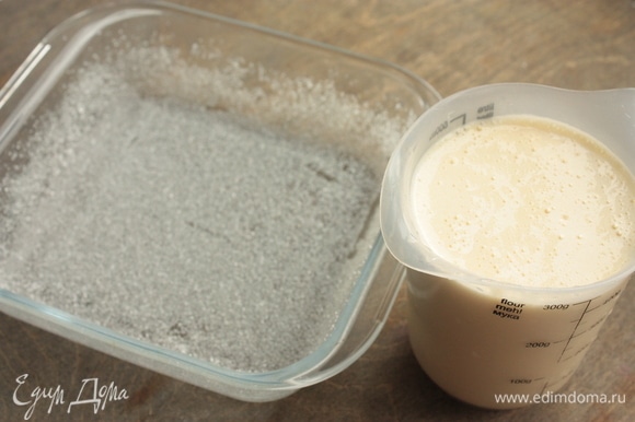 Перед выпеканием смажьте форму сливочным маслом и посыпьте сахаром. Излишки сахара стряхните. Разделите тесто на 3 части (я переливаю все тесто в мерный стакан для удобства). Вылейте в форму ⅓ теста и выпекайте 5–7 минут при 200°C, пока тесто не схватится (оно не должно зарумяниться, только схватиться).