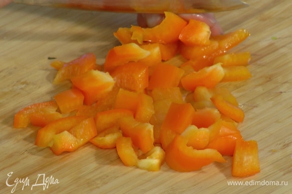 Сладкий перец и кабачок нарезать кубиками, добавить к овощам, посолить, и перемешать.