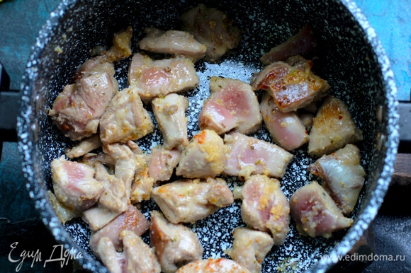Нагрейте масло в большой сковороде на среднем огне. Добавьте нарезанную индейку в сковороду и обжарьте с каждой стороны по 2 минуты. Приправьте мясо ½ ч. л. соли и ½ ч. л. перца.