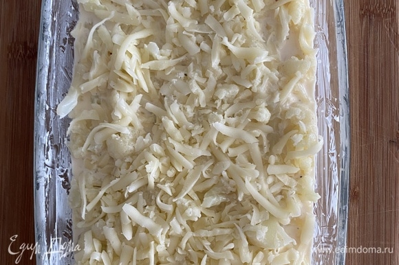 Полить капусту заправкой, перемешать, чтобы сыр полностью распределился в капусте. Посыпать сверху оставшимся сыром.