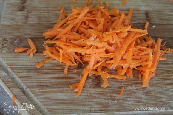Морковь натираем на крупной терке.