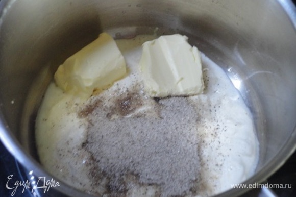 Для соуса смешиваем все ингредиенты (я использовала ванильный сахар с натуральной ванилью), доводим до кипения при постоянном помешивании и убираем с огня. Нам надо только, чтобы растаяло масло и растворился сахар.