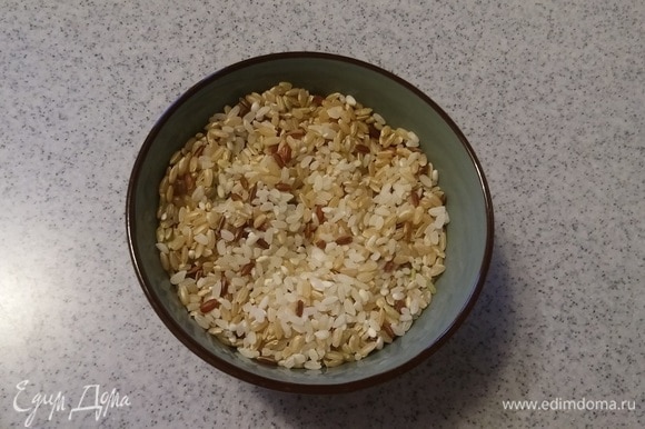 В глубокой емкости нужно соединить три вида риса вместе.