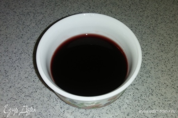В глубокую емкость нужно налить необходимое количество красного полусладкого вина.