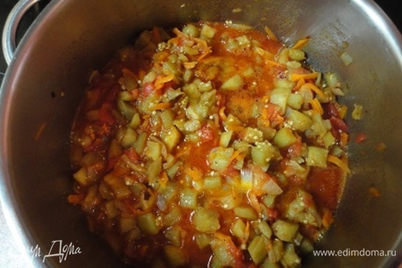 В сотейнике соединить жареные овощи и добавить томаты. Посолить, поперчить и потушить при медленном кипении 15–20 минут, периодически помешивая.