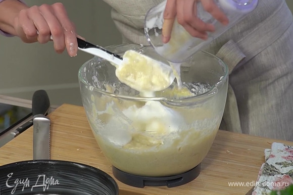 Белки взбить в другой посуде в плотную пену, треть получившейся массы вмешать в тесто, затем ввести оставшиеся белки.