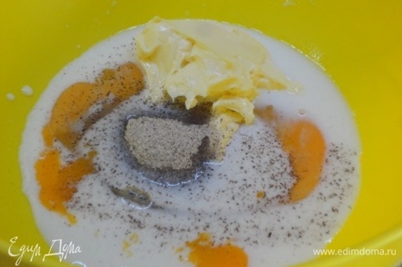 Разогреть духовку до 180°C. Смешать венчиком молоко, сахар, ванильный сахар (или лимонную цедру), яйцо, соль и мягкое сливочное масло.