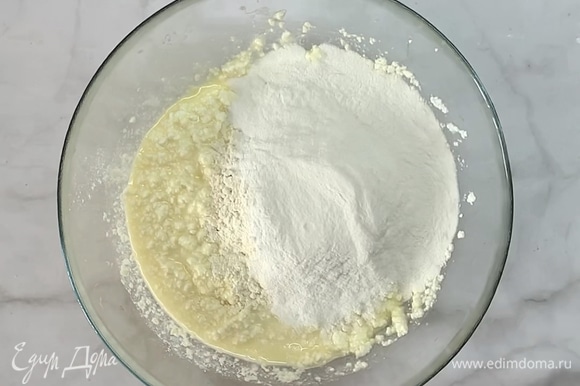 Добавляем щепотку соли, муку и замешиваем тесто, формируем плотный шар. Отправить в пакете на 10 минут в холодильник.