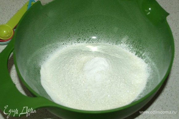 Все продукты должны быть комнатной температуры. В миску просеять рисовую муку. Добавить соль, сахар, кукурузный крахмал (1 ст. л. с горкой), соду. Все перемешать.