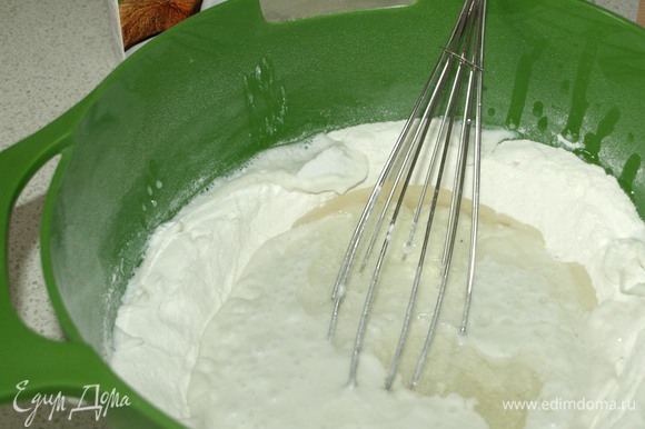 Добавить в миску кокосовое молоко, куриные яйца, воду комнатной температуры и растительное масло.