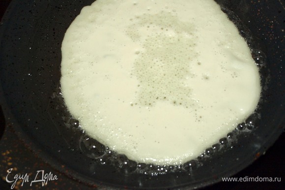 Выпекаем блины на очень хорошо разогретой сковороде с двух сторон. Для первого блина смазать сковороду небольшим количеством растительного масла. Выпекаем блины диаметром 10–12 см.