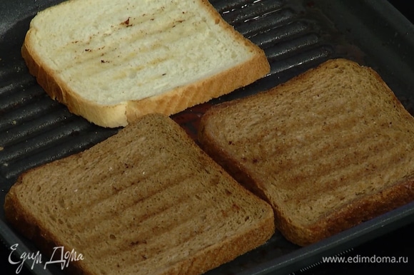 На той же сковороде обжаривать с двух сторон хлеб до появления румяной корочки.