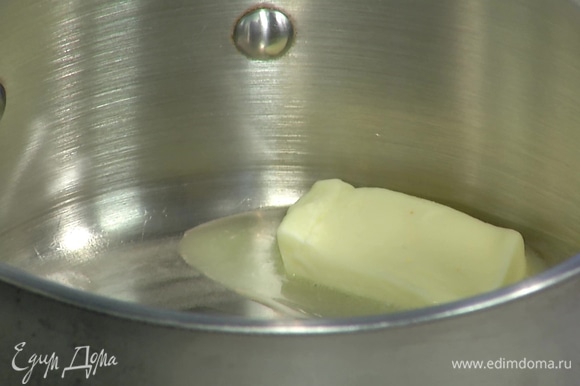 На водяной бане растопить 30 г сливочного масла, затем разбить в масло яйца и взбить все венчиком.