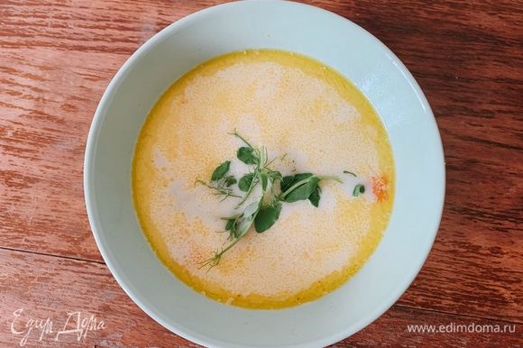 Для подачи украсьте суп нарезанным зеленым луком или любой микрозеленью.