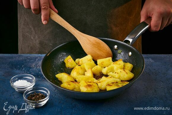 Отварной картофель разрежьте на кусочки. Обжарьте в сковороде на растительном масле, посолите, поперчите.